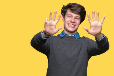 Izole arka plan üzerinde genç yakışıklı zarif adam gösteren ve parmakları ile işaret ederken emin ve mutlu gülümseyerek dokuz numara.