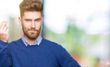 El ve parmak ile İtalyan jest emin ifade yapan genç yakışıklı bussines erkek