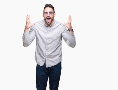 Yakışıklı delikanlı üzerinde güneş gözlüğü takıyor deli kutluyor arka plan izole ve silah ile başarı için yükseltilmiş ve açık gözleri heyecanlı çığlık hayrete düşürdü. Kazanan kavramı