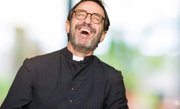 Sacerdote Mezza Età Vestito Cattolico Sorridente Ridente Forte Perché Divertente — Foto Stock