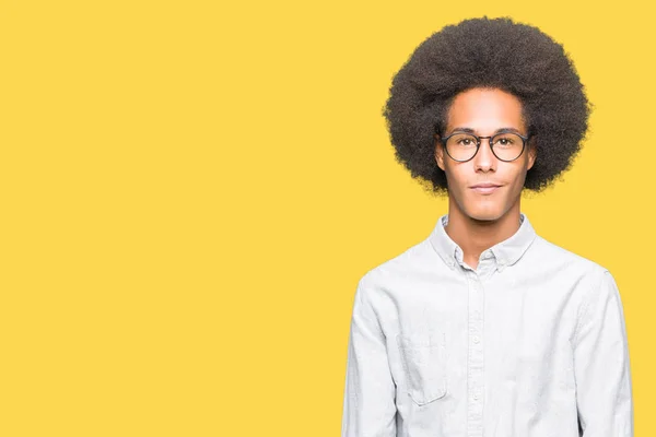 Mladý Američan Afričana Muž Afro Vlasy Nosí Brýle Uvolněné Vážným — Stock fotografie
