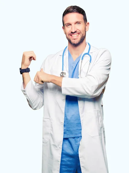 Bonito Médico Homem Vestindo Uniforme Médico Sobre Fundo Isolado Apontando — Fotografia de Stock