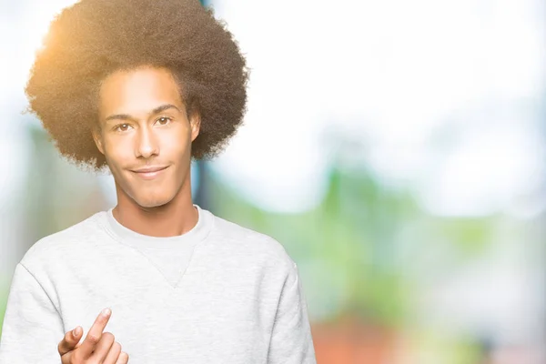 Ung Afrikansk Amerikansk Man Med Afro Hår Klädd Sportig Tröja — Stockfoto