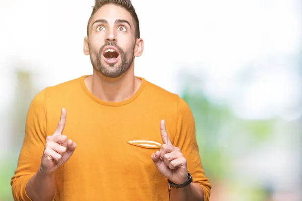 Joven Hombre Guapo Sobre Fondo Aislado Asombrado Sorprendido Mirando Hacia —  Fotos de Stock