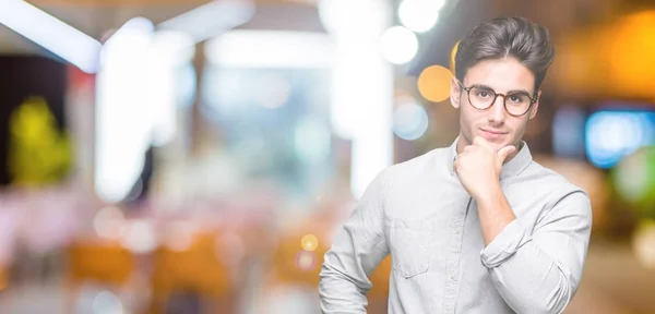 Ung Vacker Man Glasögon Över Isolerade Bakgrund Ser Självsäker Kameran — Stockfoto