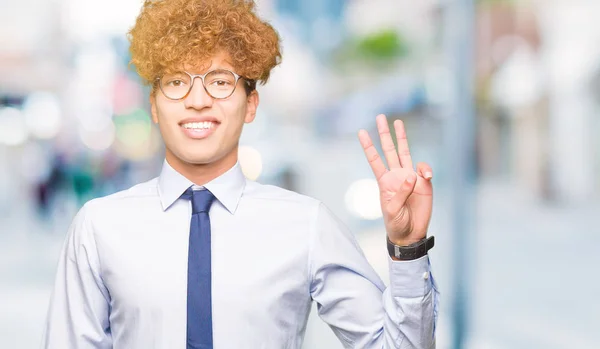 Jonge Knappe Zakenman Met Afro Dragen Bril Tonen Met Vingers — Stockfoto