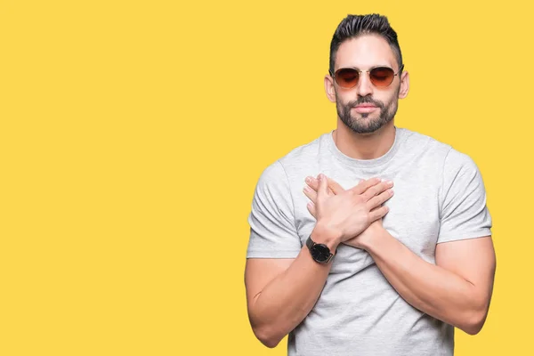 Joven Hombre Guapo Con Gafas Sol Sobre Fondo Aislado Sonriendo —  Fotos de Stock