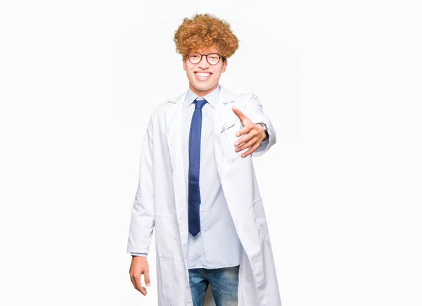 Joven Hombre Científico Guapo Con Gafas Sonriente Amistoso Ofreciendo Apretón —  Fotos de Stock