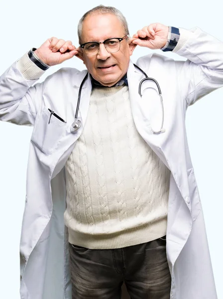 Yakışıklı Kıdemli Doktor Adam Tıbbi Ceket Giyen Gülümseyerek Parmakları Ile — Stok fotoğraf