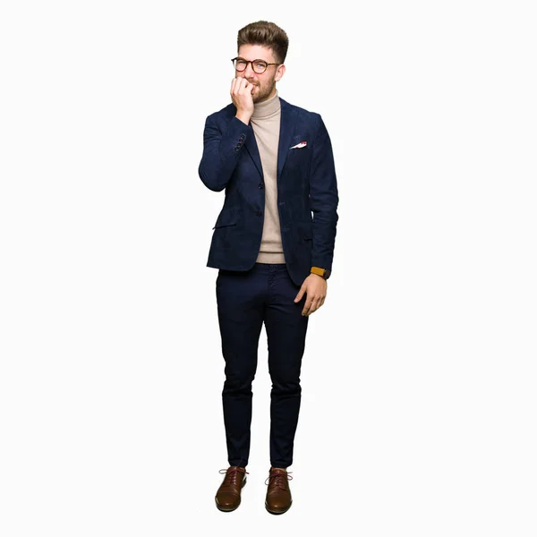 Mladý Pohledný Obchodní Muž Nosí Brýle Stresovaní Nervózní Rukama Ústech — Stock fotografie