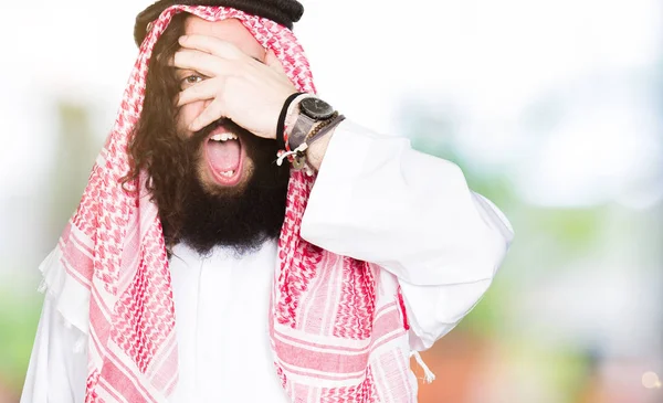 Arabian Business Man Long Hair Wearing Traditional Keffiyeh Scarf Peeking — Stock Photo, Image