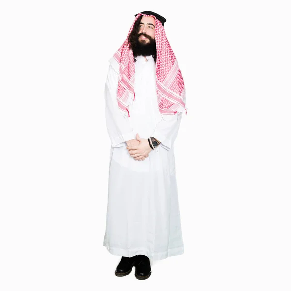 アラビア ビジネスの男性長い髪着用伝統的なクーフィーヤとスカーフ 自然な表現の顔に笑みを浮かべて側に離れています 自信を持って笑ってください — ストック写真