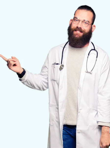 Joven Médico Rubio Con Barba Abrigo Médico Con Una Gran —  Fotos de Stock