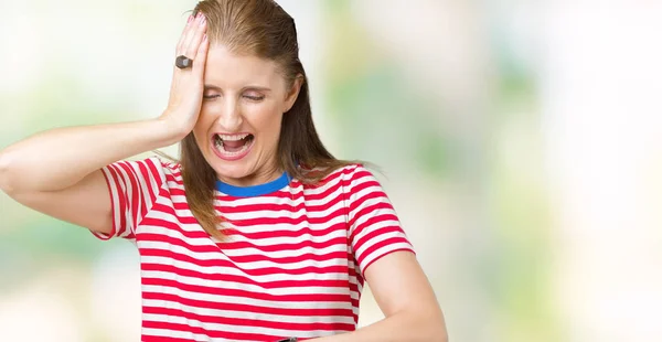 Mujer Madura Mediana Edad Vistiendo Una Camiseta Casual Sobre Fondo —  Fotos de Stock