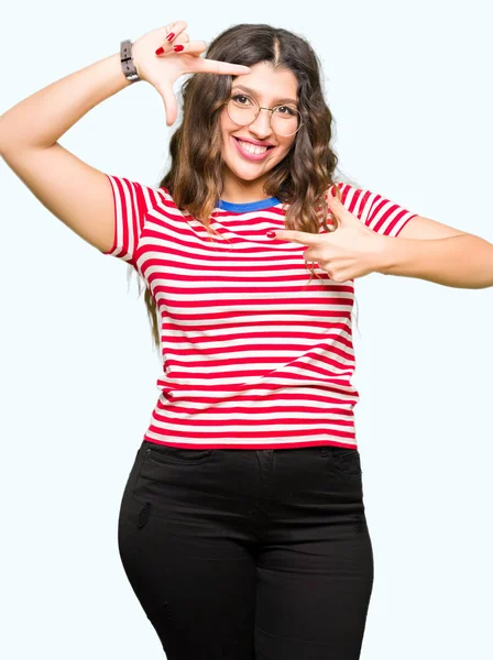 Jovem Mulher Bonita Usando Óculos Sorrindo Fazendo Moldura Com Mãos — Fotografia de Stock