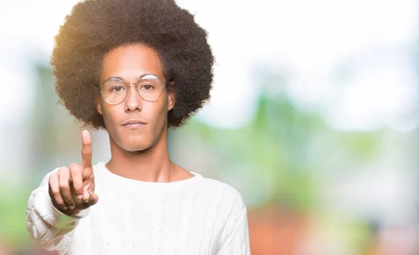 Unga Afroamerikanska Man Med Afro Hår Bär Glasögon Peka Med — Stockfoto