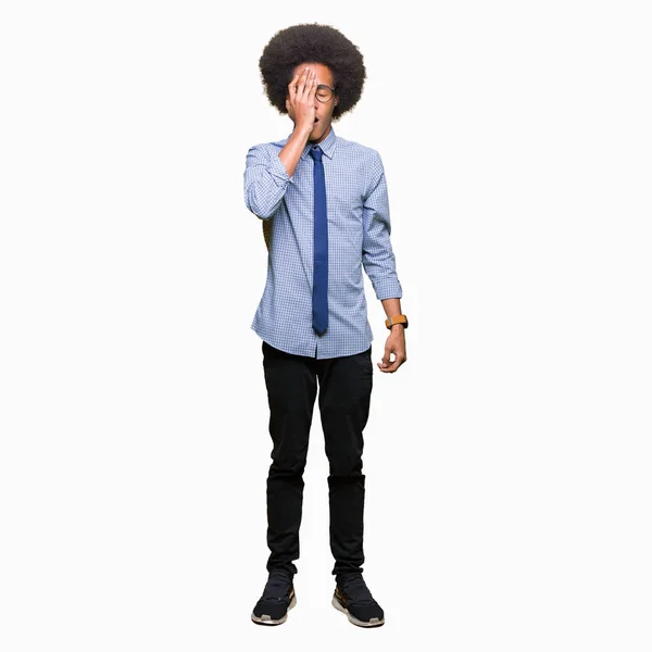 Joven Hombre Negocios Afroamericano Con Cabello Afro Usando Gafas Bostezo — Foto de Stock