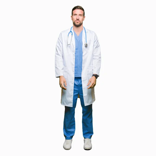 Stilig Läkare Man Bär Medicinsk Uniform Över Isolerade Bakgrund Avslappnad — Stockfoto