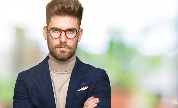 Junger Gutaussehender Geschäftsmann Mit Brille Skeptisch Und Nervös Ablehnender Miene — Stockfoto