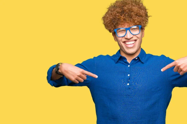 Junger Gutaussehender Mann Mit Afro Haaren Der Eine Blaue Brille — Stockfoto