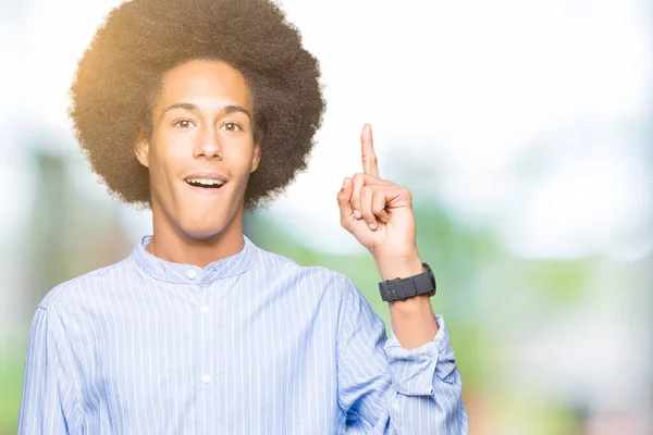 Νεαρός Αφρικανική Αμερικανική Άνθρωπος Αφρο Μαλλιά Δείχνει Δάχτυλο Επιτυχημένη Ιδέα — Φωτογραφία Αρχείου