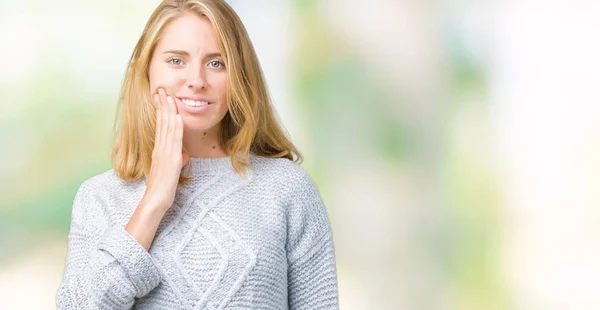 Hermosa Mujer Joven Con Suéter Invierno Sobre Fondo Aislado Tocando —  Fotos de Stock