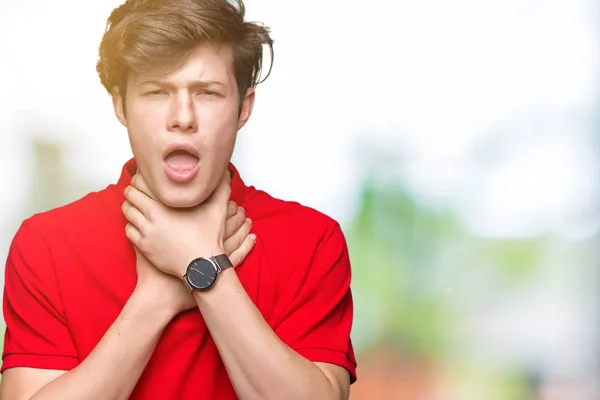 Joven Hombre Guapo Vistiendo Camiseta Roja Sobre Fondo Aislado Gritando —  Fotos de Stock