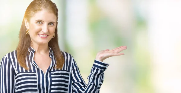 Mulher Negócios Madura Meia Idade Sobre Fundo Isolado Sorrindo Alegre — Fotografia de Stock