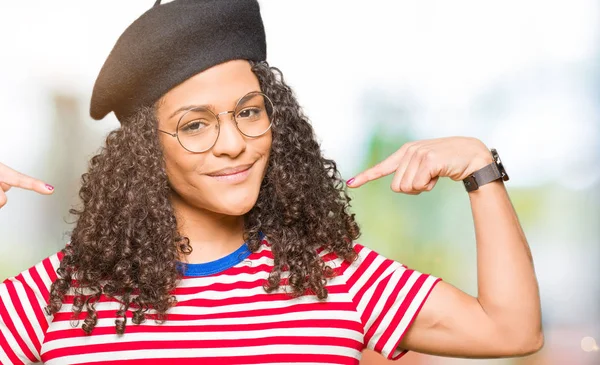 Jonge Mooie Vrouw Met Krullend Haar Dragen Van Een Bril — Stockfoto