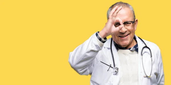 Bello Anziano Medico Uomo Indossa Cappotto Medico Facendo Gesto Con — Foto Stock