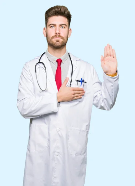 Tıbbi Ceket Giyen Genç Yakışıklı Doktor Adam Göğüs Açık Palmiye — Stok fotoğraf