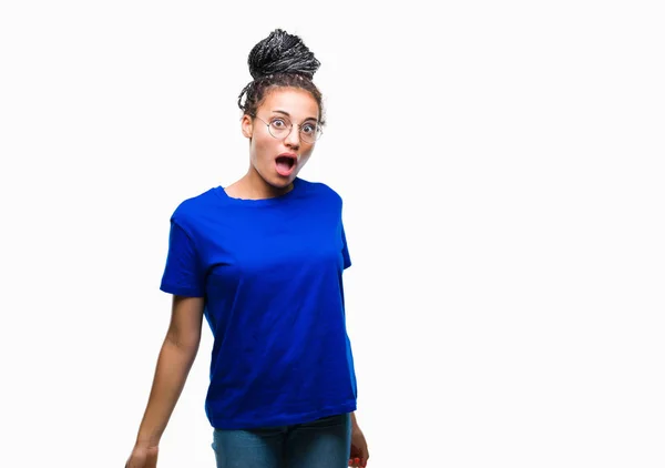 Joven Chica Afroamericana Trenzada Con Gafas Sobre Fondo Aislado Asustada —  Fotos de Stock