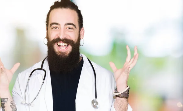 Dottore Con Capelli Lunghi Indossando Cappotto Medico Stetoscopio Celebrare Pazzo — Foto Stock