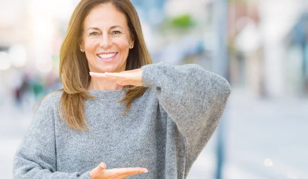 Belle Femme Âge Moyen Portant Chandail Hiver Sur Fond Isolé — Photo