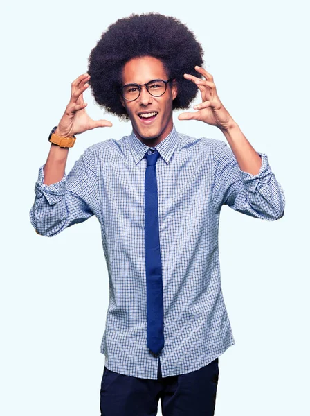 Junger Afrikanisch Amerikanischer Geschäftsmann Mit Afro Haaren Und Brille Schreit — Stockfoto