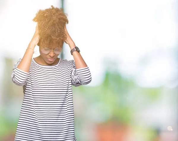 Linda Jovem Afro Americana Vestindo Óculos Sobre Fundo Isolado Sofrendo — Fotografia de Stock