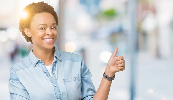 Giovane Bella Donna Afroamericana Sfondo Isolato Cercando Orgoglioso Sorridente Facendo — Foto Stock