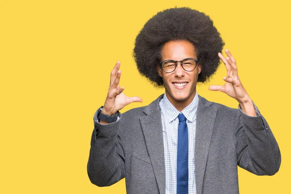 Joven Hombre Negocios Afroamericano Con Cabello Afro Usando Gafas Gritando —  Fotos de Stock