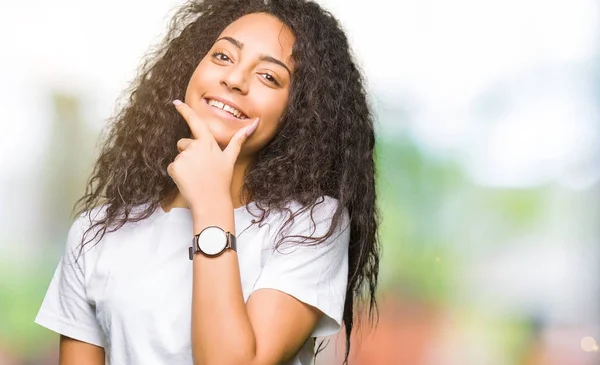 Menina Bonita Nova Com Cabelo Encaracolado Vestindo Shirt Branca Casual — Fotografia de Stock