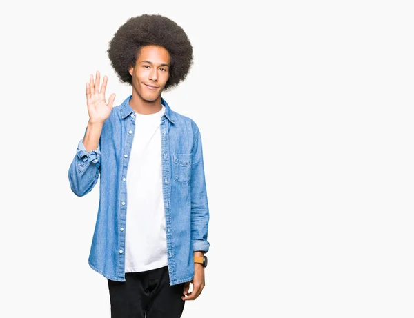 Mladý Americký Muž Afro Vlasy Waiving Rčení Hello Šťastný Usměvavý — Stock fotografie