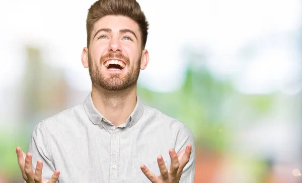 Jeune Homme Beau Portant Chemise Décontractée Fou Fou Crier Crier — Photo