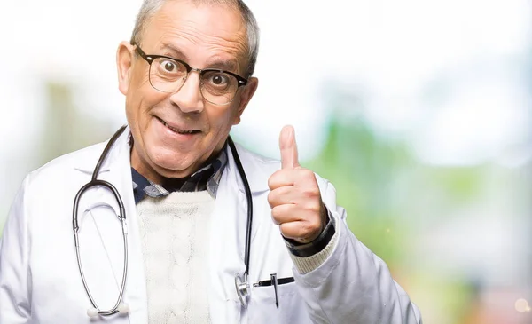 Stilig Senior Doktor Man Klädd Medicinsk Pälsen Gör Glad Tummen — Stockfoto