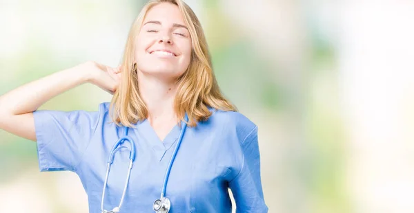 Hermosa Mujer Doctora Joven Con Uniforme Médico Sobre Fondo Aislado — Foto de Stock