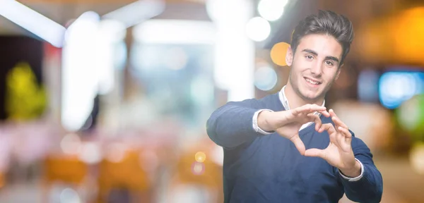 Giovane Uomo Affari Bello Sfondo Isolato Sorridente Amore Mostrando Simbolo — Foto Stock