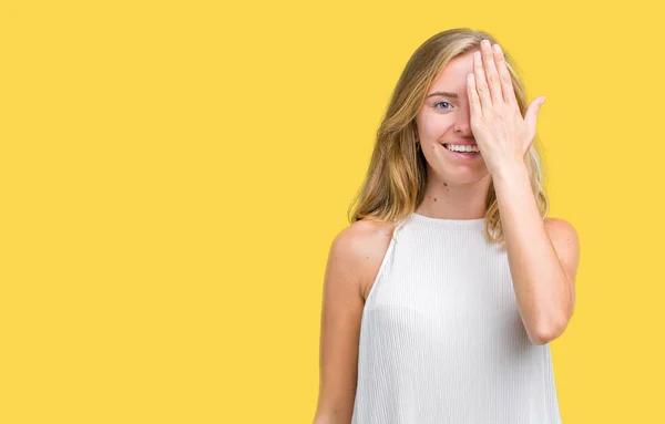 Mulher Bonita Elegante Sobre Fundo Isolado Cobrindo Olho Com Mão — Fotografia de Stock