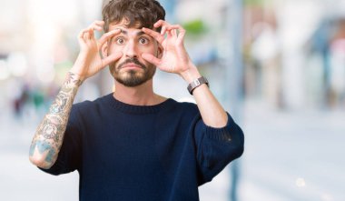 Yakışıklı delikanlı ile parmak, Uykulu ve sabah yorgunluk için yorgun gözlerini açmaya çalışırken izole arka plan üzerinde