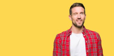 Seksi ifade, neşeli ve mutlu yüz ile kameraya bakarak rahat gömlek giyen yakışıklı adam.