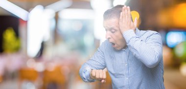 Orta yaş Arap iş adamı izole arka plan üzerinde seyretmek zaman endişeli, geç korkuyor arıyorsunuz