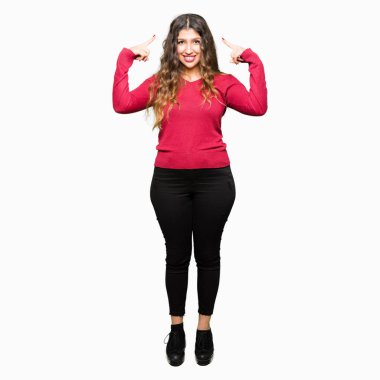 Kırmızı kazak giyen genç güzel kadın Gülümseyen iki eliyle parmak, harika bir fikir ya da düşünce, iyi bellek ile baş işaret