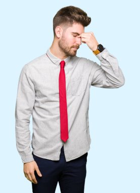 Genç yakışıklı iş adamı burun ve göz yorgunluğu ve baş ağrısı duygu sürtünme yorgun. Stres ve hayal kırıklığı kavramı.